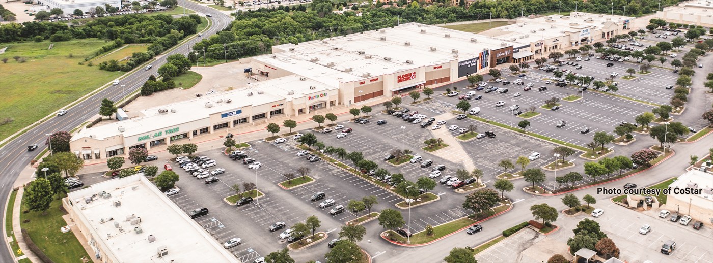Golf Lounge 18 locates in key Austin retail center